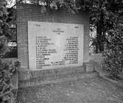 857563 Afbeelding van het gedenkteken met de namen van de oorlogsslachtoffers onder de leden van Sportvereniging ...